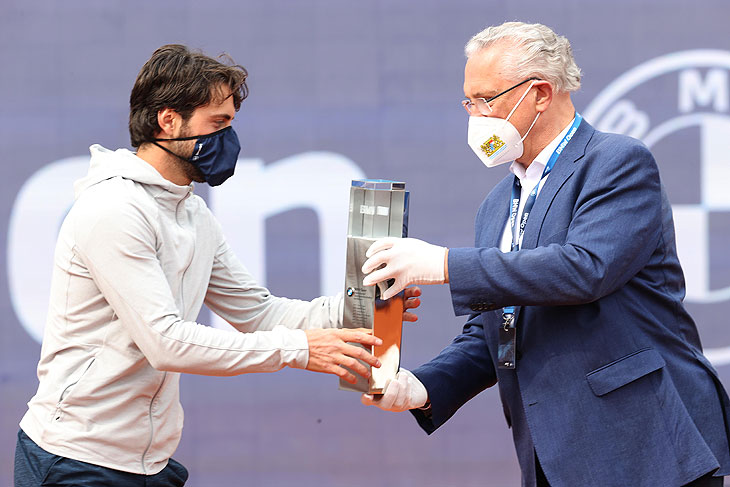 BMW Open 2021 Gewinner Nikoloz Basilashvili , Joachim Herrmann (Bayerischer Staatsminister des Innern, für Sport und Integration) (Photo by Alexander Hassenstein/Getty Images)